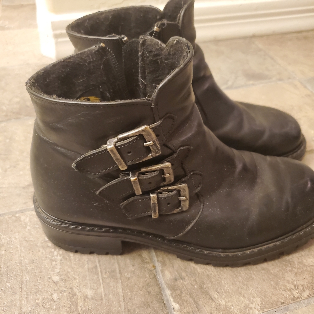 Women's black leather ankle boots. Size 7.5. Fits more like a 7.